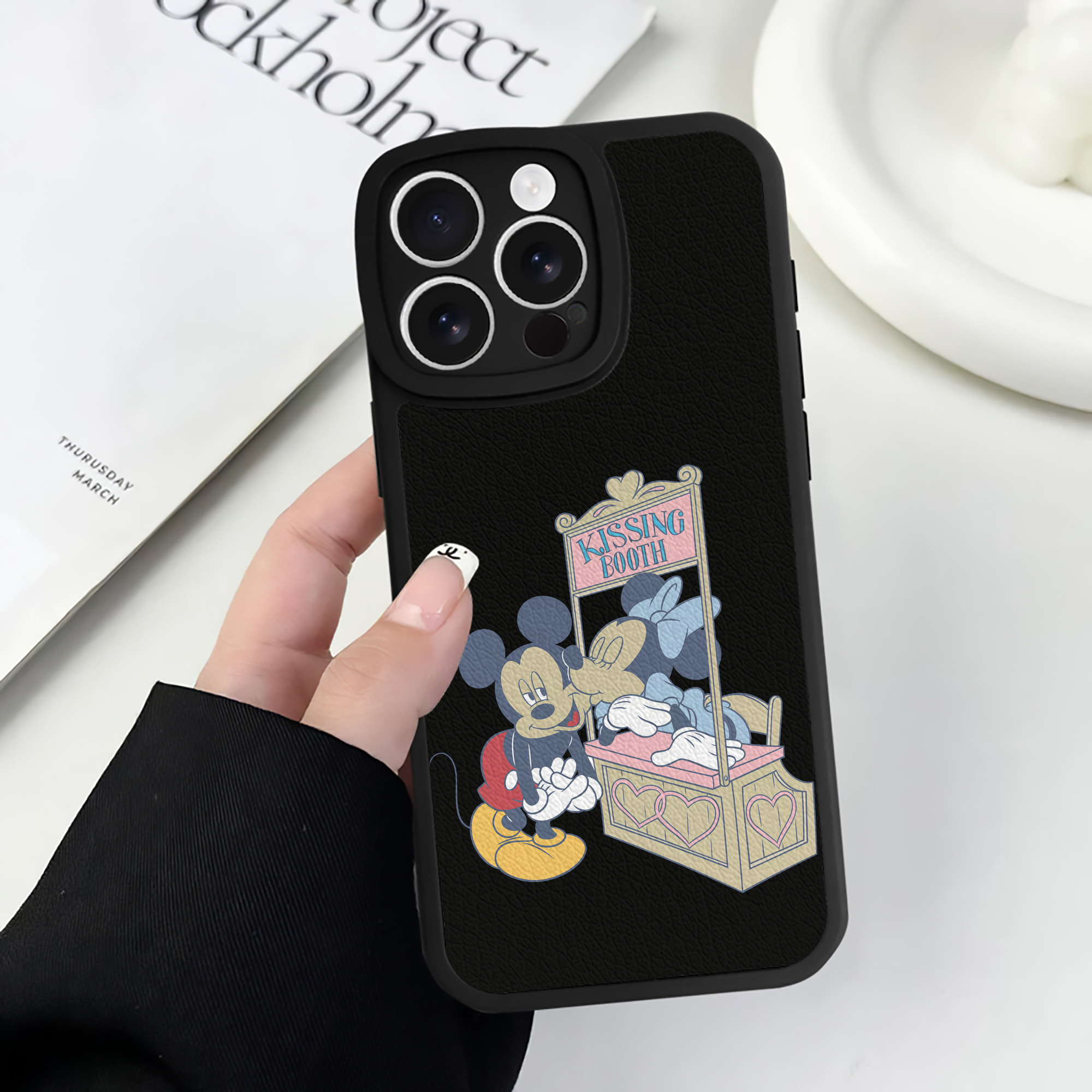 （画像用） ミッキーマウス Mickey Mouse 【iPhone 16シリーズ対応】シリコンスマホケース（レザー調） 材質：シリコン